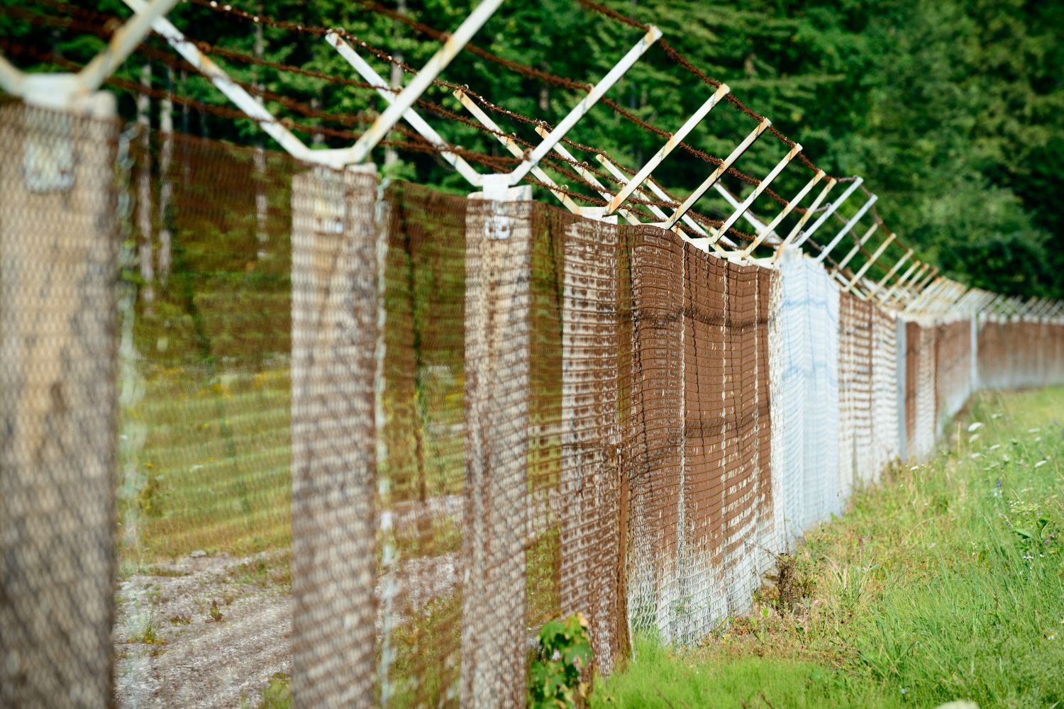 Portable noise barriers such as perimeter fences